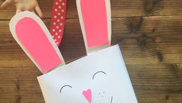 We had so much fun making this DIY Easter Bunny Basket and Carrot Hunt Command Game. The kiddos really enjoyed hunting for carrots and acting like bunnies.