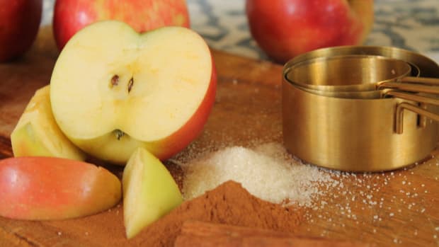 slow cooker apples, gourmia, slow cooker apple recipes, apple recipes, easy apple recipes, apple crisp, apple sauce, apple cider, spiked apple cider, easy apple recipes, apple picking, hot apple recipes