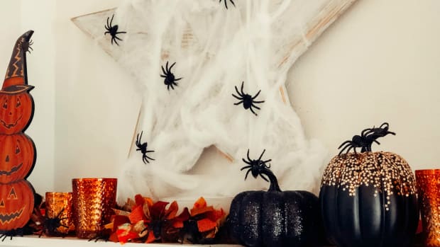 spooky halloween mantel decorating