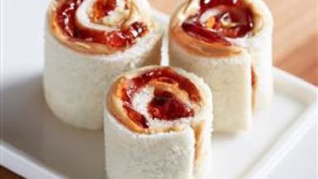 How to Make Peanut Butter and Jelly Sushi Rolls