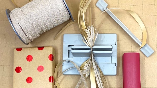 10 helpful frugal ways to wrap your holiday gifts
