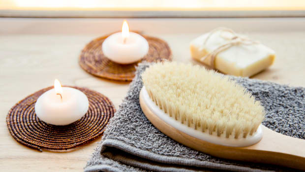 How and Why to Dry Brush Your Skin