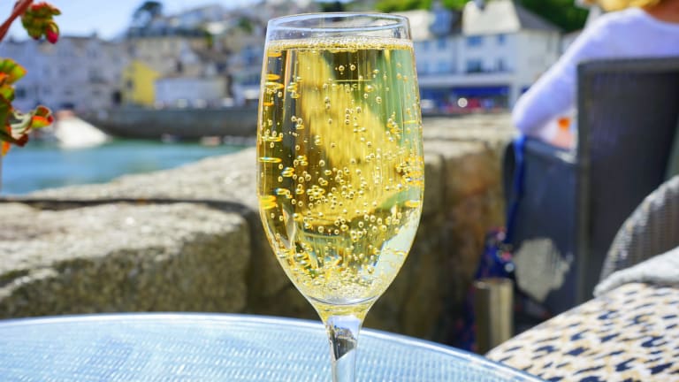 How to Turn Wine Into Bubbly With This Kitchen Hack