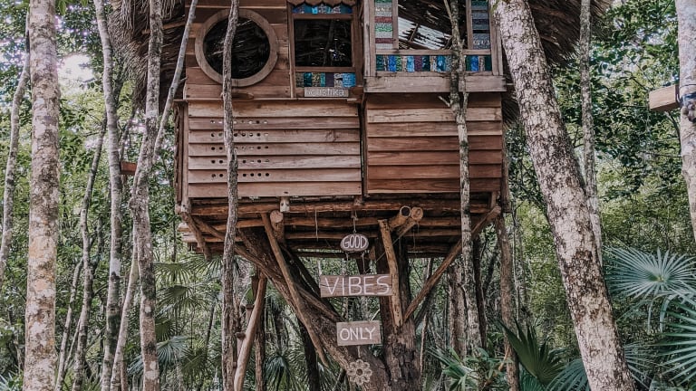 Keep Kids Busy Building a Fort