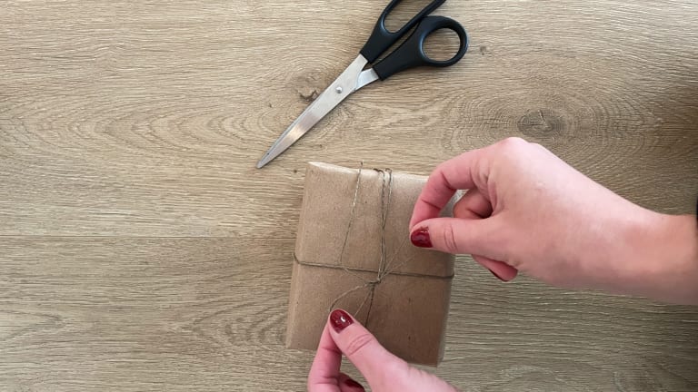 10 helpful frugal ways to wrap your holiday gifts