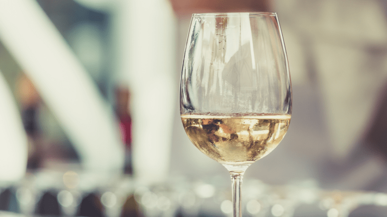 How to Distinguish Between Social Drinking and Alcoholism