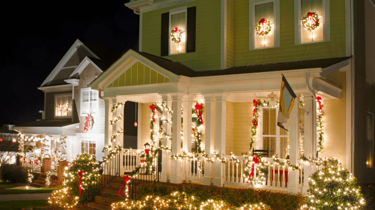 Best Neighborhoods to See Holiday Lights