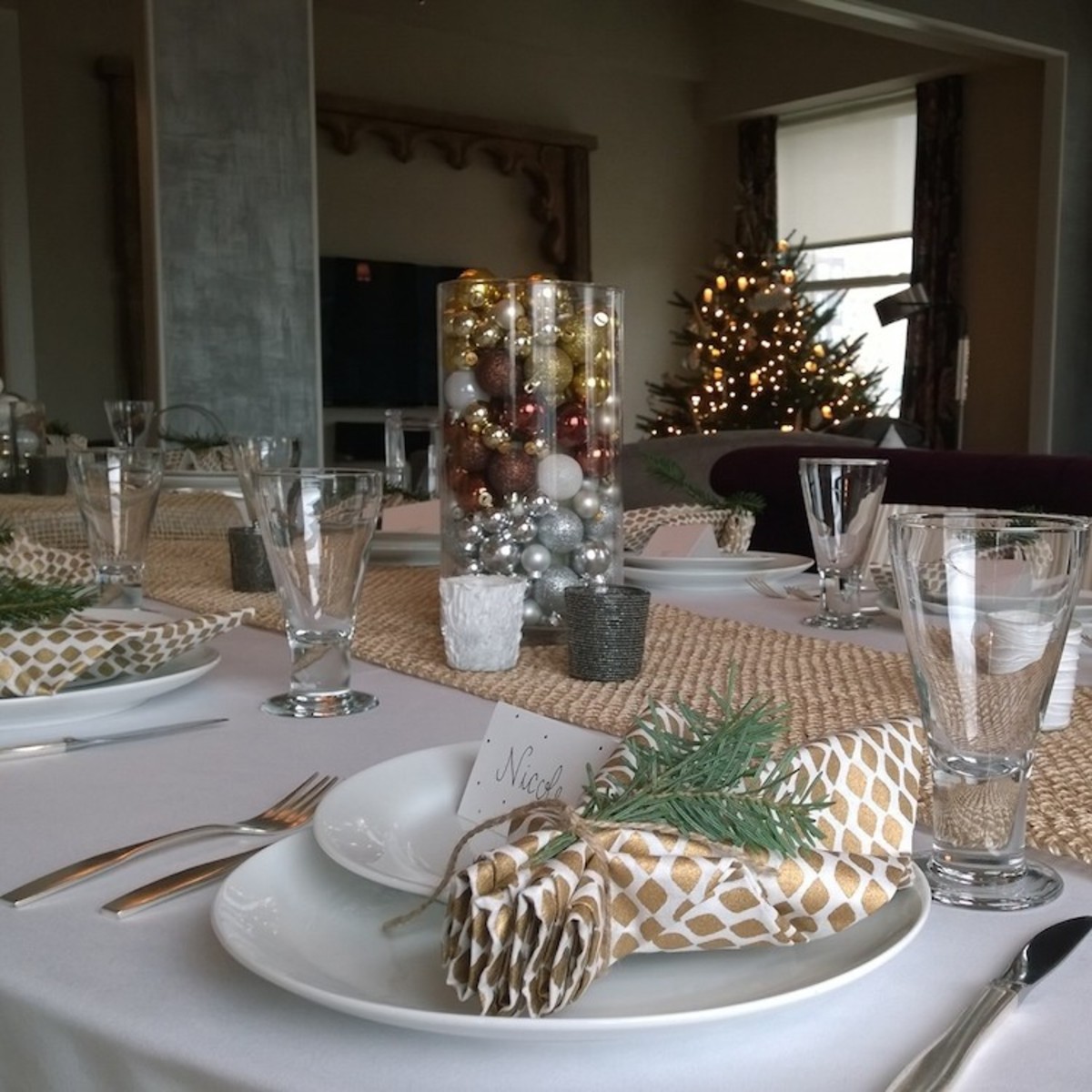Setting a gold tablescape