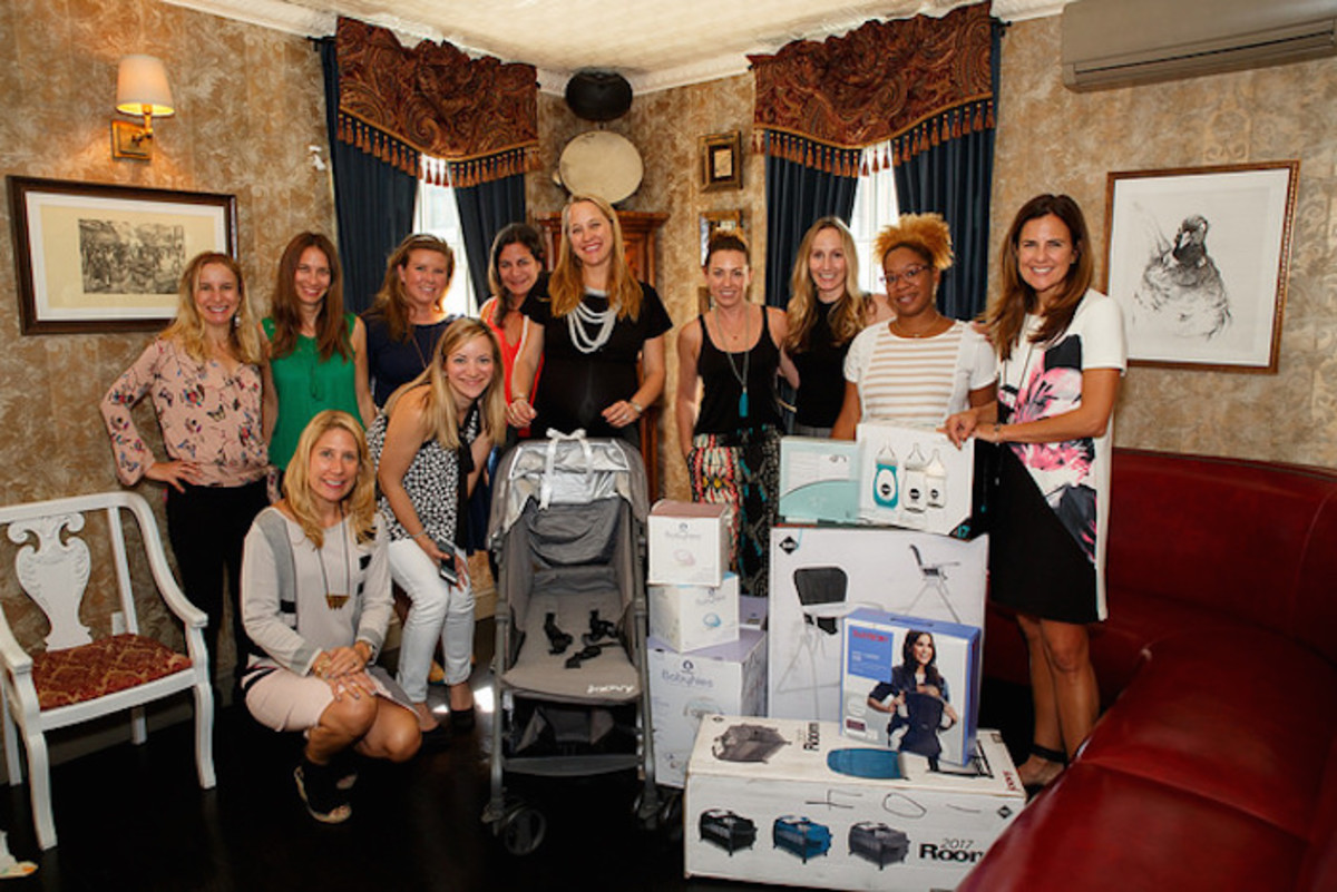 momtrends-ultimate-baby-shower-group-with-gifts