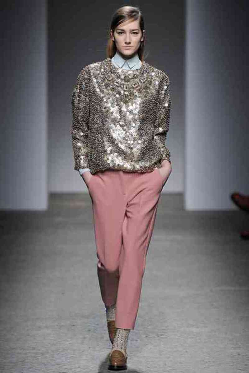 LE FASHION BLOG RUNWAY MILAN FASHION WEEK MFW FW FALL WINTER 2013 NO 21 ALESSANDRO DELL ACQUA SEQUIN GOLD EMBELLISHED SWEATER LIGHT BLUE BABY BLUE BUTTON UP SHIRT PINK TROUSERS PANTS EMBELLISHED SOCKS LOAFERS MASCULINE FEMININE TOUCHES 2